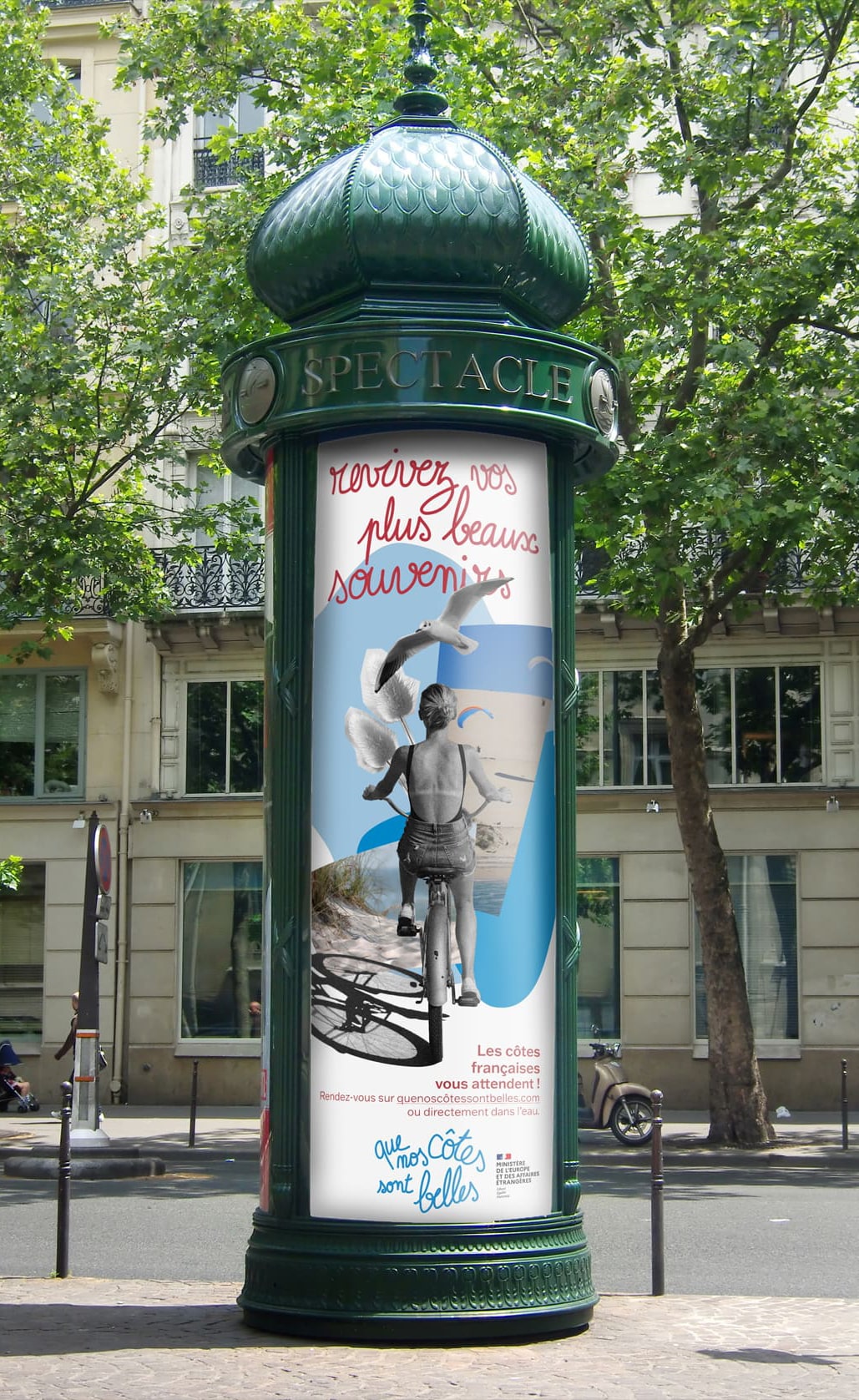 que-nos-cotes-sont-belles-affiche-charlotte-smague branding touristique pour la mer de France affiche avec écrit "revivez vos plus beau souvenir, que nos côtes sont belles" dans une colonne morris par Charlotte Smague